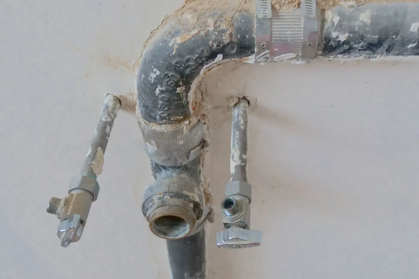 Canalisation encastrée mise au jour après localisation d'une fuite dans le 93